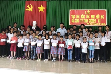 Grobest Việt Nam trao 100 suất học bổng đến học sinh nghèo Đồng Tháp