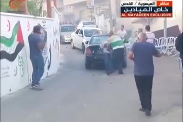 Nữ phóng viên trúng lựu đạn ngay lúc lên sóng