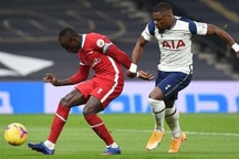 Bị Mourinho thay ra sân, ngôi sao Tottenham đùng đùng bỏ về