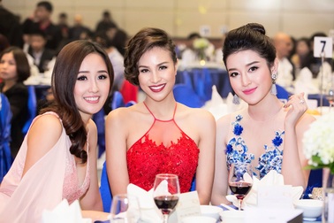 Phương Mai lộ hình xăm khi khoe vai trần cùng Mai Phương Thúy, Huyền My