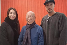 Cuộc hôn nhân kín tiếng của tài tử "Giày thủy tinh" và vợ kém 17 tuổi