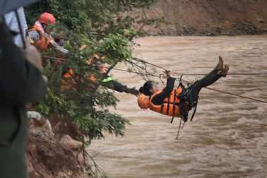 Công an đu dây cáp giải cứu 41 người mắc kẹt trong vùng lũ nguy hiểm