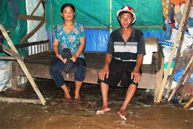 Triều cường đe dọa tính mạng hàng trăm hộ dân 