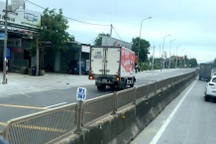 Người dân ghi hình ô tô đi ngược chiều, gửi công an phạt nguội