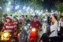 Hàng nghìn người dân xuyên đêm tham gia chợ xuân sắm Tết