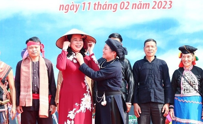 Đồng bào dân tộc tặng quà cho Quyền Chủ tịch nước Võ Thị Ánh Xuân.