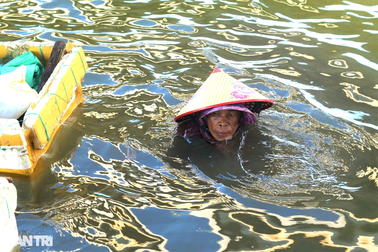 Hụt chân là chết khi săn "lộc trời" dưới đáy sông