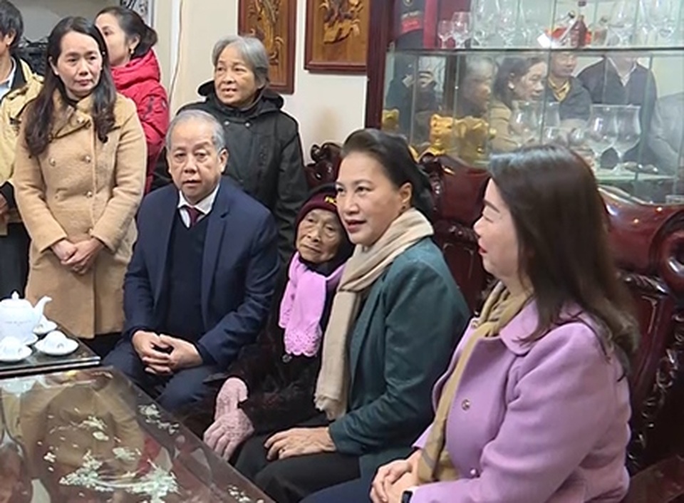 Chủ tịch Quốc hội thăm gia đình chính sách, người có công - 1 Chủ tịch Quốc hội thăm gia đình chính sách, người có công - 1