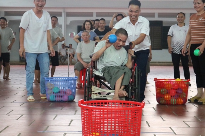 Các đối tượng bảo trợ xã hội vui đùa tại Trung tâm. (Ảnh chụp trước ngày 27/4)