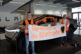 Người biểu tình vì khí hậu tại Đức hắt sơn lên Tesla Cybertruck