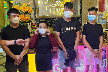 Bắt nữ chủ quán karaoke cho khách sử dụng ma túy