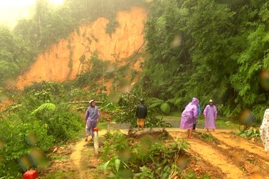 Huyện vùng cao Nam Trà My bị cô lập do mưa lũ