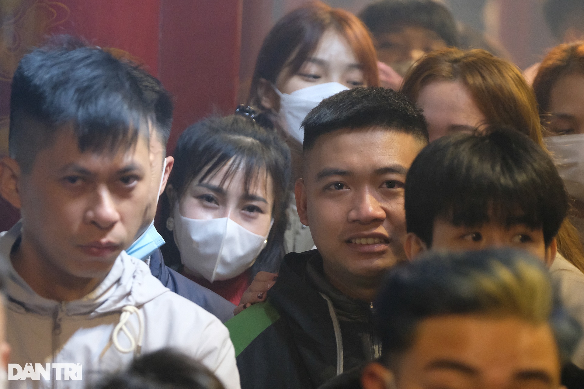 Người dân nô nức đi xin lộc, cầu may tại đền thờ Thánh Gióng đêm giao thừa - 8 Người dân nô nức đi xin lộc, cầu may tại đền thờ Thánh Gióng đêm giao thừa - 8