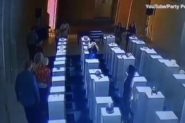 Mải selfie, nữ du khách làm hỏng loạt vương miện trị giá 200.000 USD