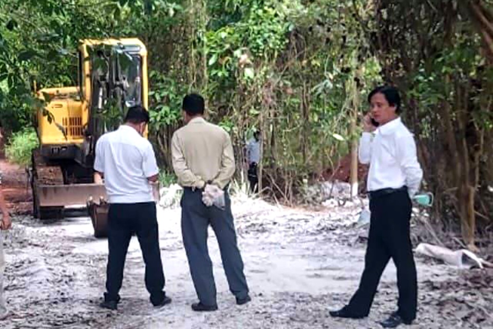Lén lút chôn 138 con heo, chủ trại bị phạt kịch khung 8 triệu đồng - 3 Lén lút chôn 138 con heo, chủ trại bị phạt kịch khung 8 triệu đồng - 3