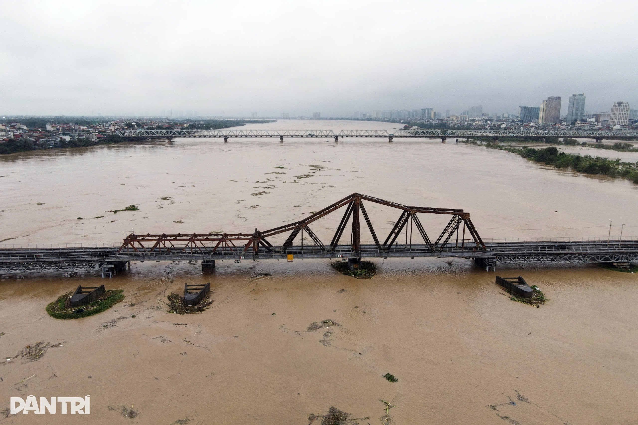 Hanoj evakuovala téměř 74 000 lidí a snížila stupeň varování před povodněmi na Rudé řece. Hà Nội đã sơ tán gần 74.000 dân, hạ mức cảnh báo lũ trên sông Hồng - 1