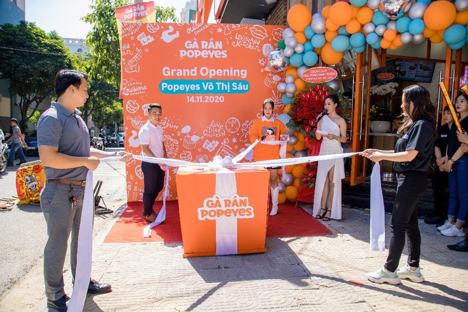 Ca sĩ Cara cá tính đi dự sự kiện - 2 Ca sĩ Cara cá tính đi dự sự kiện - 2