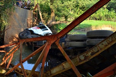 Dân đổ xô đi vớt cá chết sau sự cố sập cầu