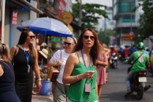 Khách Tây hờ hững với yêu cầu mang khẩu trang giữa lúc dịch Corona diễn biến phức tạp