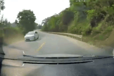 Vượt xe tập lái, người đàn ông 71 tuổi lao xuống mương nước