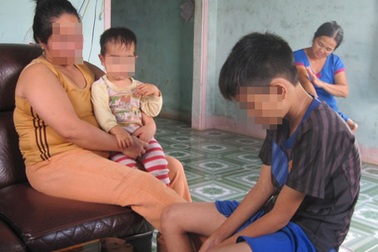 Mẹ nhốt con vào chuồng chó để… cai nghiện game