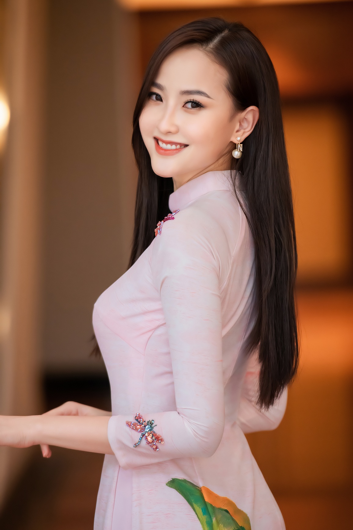 Hoa hậu Khánh Ngân, Ngọc Hân bất ngờ chọn cùng tông áo dài - 4 Hoa hậu Khánh Ngân, Ngọc Hân bất ngờ chọn cùng tông áo dài - 4