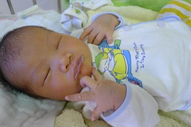 Lại thêm em bé hơn 1 tuần tuổi bị bố mẹ bỏ rơi