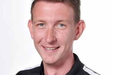 Giáo viên thể dục ở Anh mất việc vì gửi loạt email "tán tỉnh" nữ sinh