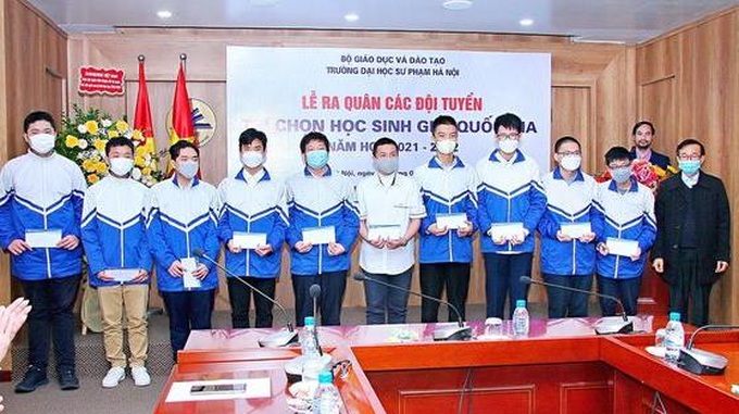 GS. TS Nguyễn Văn Minh, hiệu trưởng ĐHSP Hà Nội tặng quà cho các em học sinh.