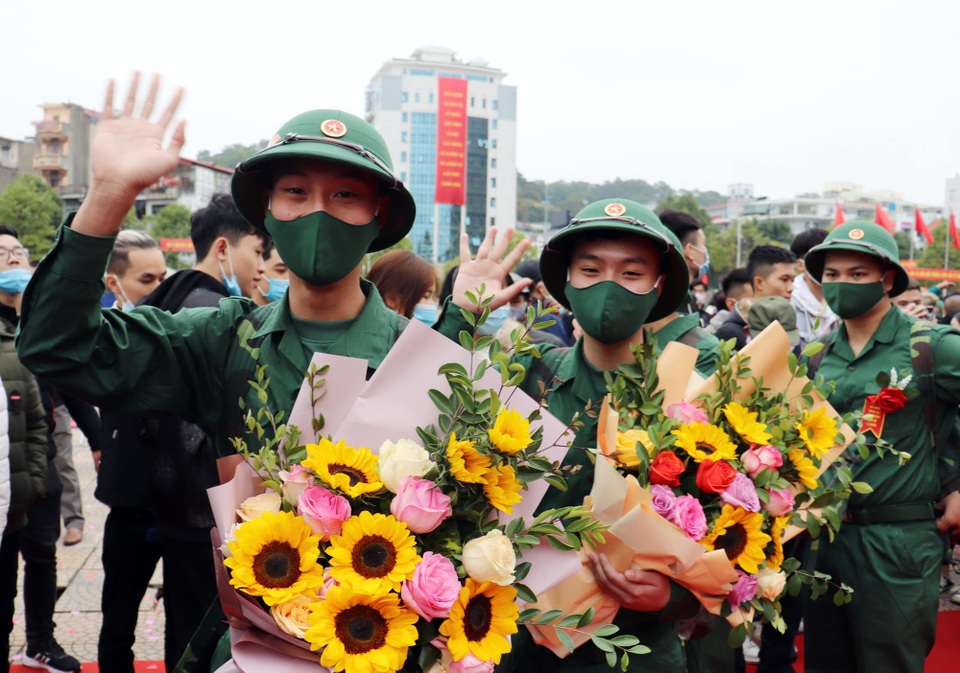 Hàng ngàn thanh niên hăng hái lên đường nhập ngũ - 1 Hàng ngàn thanh niên hăng hái lên đường nhập ngũ - 1