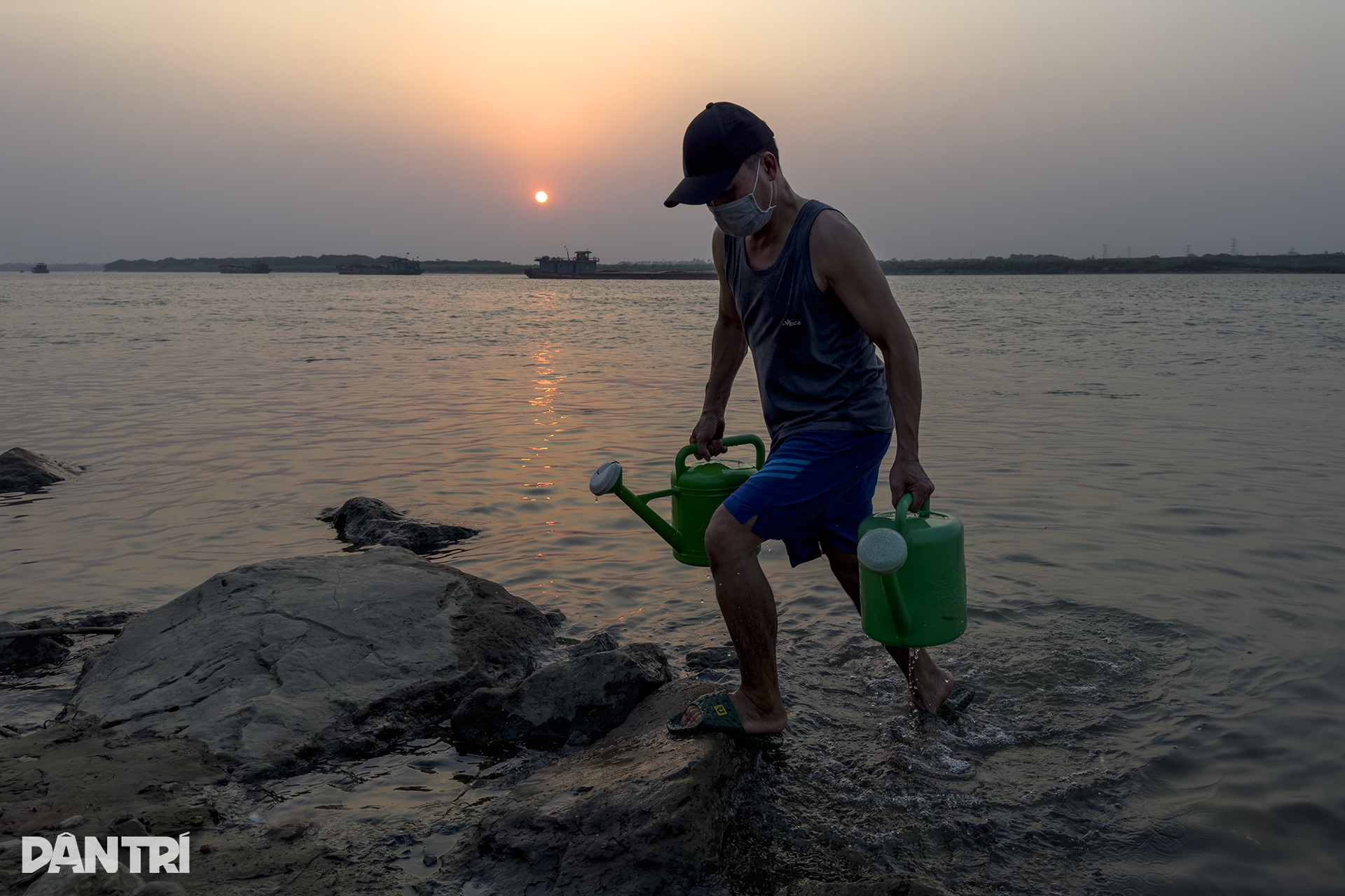 Mặc nắng nóng, giới trẻ đổ xô đi ngắm hoàng hôn ven bờ sông Hồng - 11 Mặc nắng nóng, giới trẻ đổ xô đi ngắm hoàng hôn ven bờ sông Hồng - 11