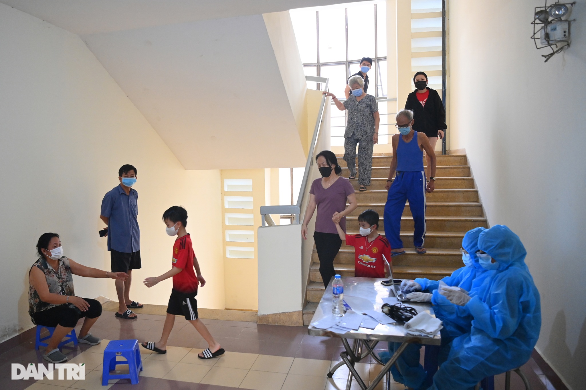 Nhân viên y tế kiệt sức, thay nhau chợp mắt nghỉ ngơi khi lấy mẫu ở TPHCM - 17 Nhân viên y tế kiệt sức, thay nhau chợp mắt nghỉ ngơi khi lấy mẫu ở TPHCM - 17