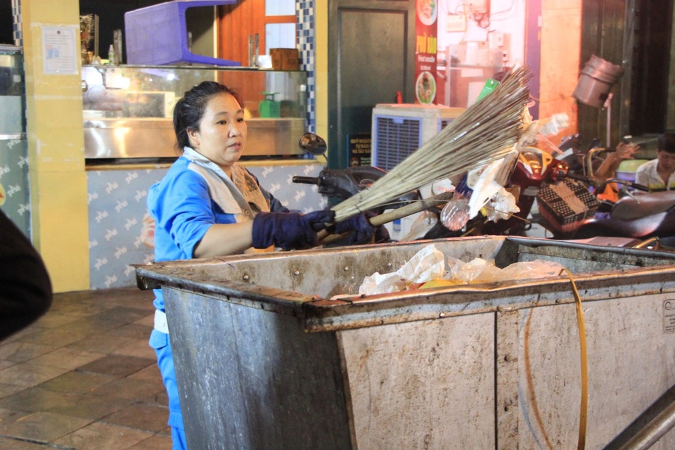 Tan hội Trung thu, khách tham quan phố Hàng Mã rủ nhau… gom rác - 5 Tan hội Trung thu, khách tham quan phố Hàng Mã rủ nhau… gom rác - 5