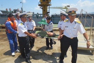 Cấp cứu ngư dân Quảng Ngãi ở Trường Sa bị tai biến