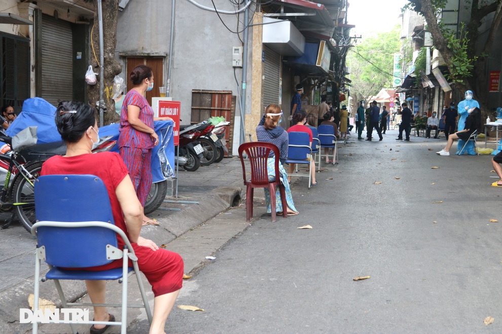 Hà Nội lấy 300 mẫu xét nghiệm SARS-CoV-2 cho người dân ở chợ Ngọc Hà - 7 Hà Nội lấy 300 mẫu xét nghiệm SARS-CoV-2 cho người dân ở chợ Ngọc Hà - 7
