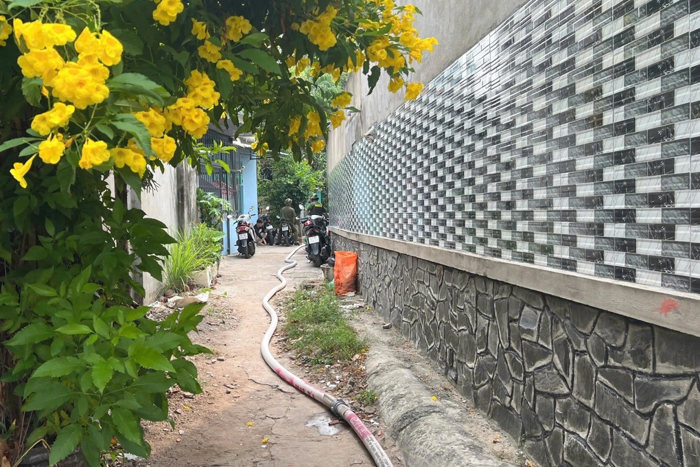 Bắt kẻ cầm súng khống chế đôi nam nữ, cố thủ trong phòng trọ ở Bình Dương - 1 Bắt kẻ cầm súng khống chế đôi nam nữ, cố thủ trong phòng trọ ở Bình Dương - 1