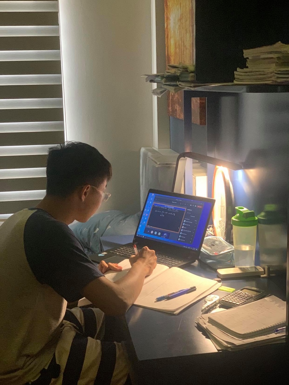 Học sinh chạy nước rút ôn thi tốt nghiệp THPT: Học online lo gấp 10 phần - 2 Học sinh chạy nước rút ôn thi tốt nghiệp THPT: Học online lo gấp 10 phần - 2