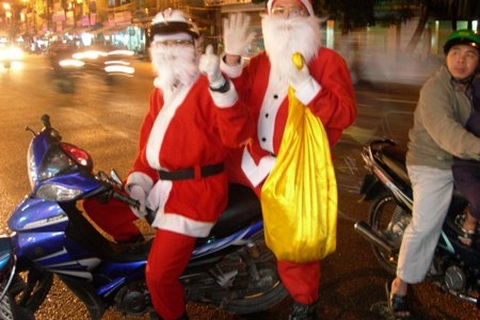  “Ông già Noel” nô nức xuống đường