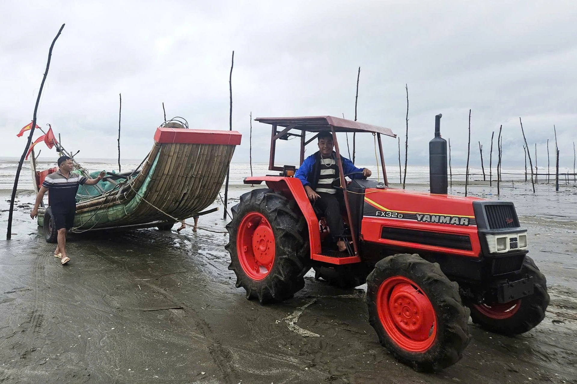 Ngư dân chi tiền triệu thuê xe cẩu thuyền lên bờ tránh bão Bualoi - 4 Ngư dân chi tiền triệu thuê xe cẩu thuyền lên bờ tránh bão Bualoi - 4
