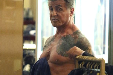 73 tuổi, "Rambo" Sylvester Stallone vẫn sở hữu thân hình săn chắc