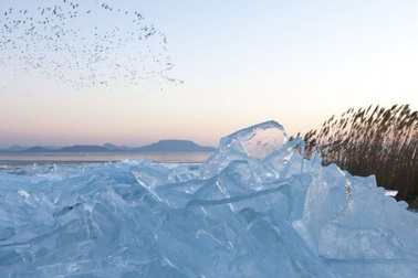 Ngỡ ngàng hồ nước ngọt lớn nhất Trung Âu "đông cứng" trong giá rét