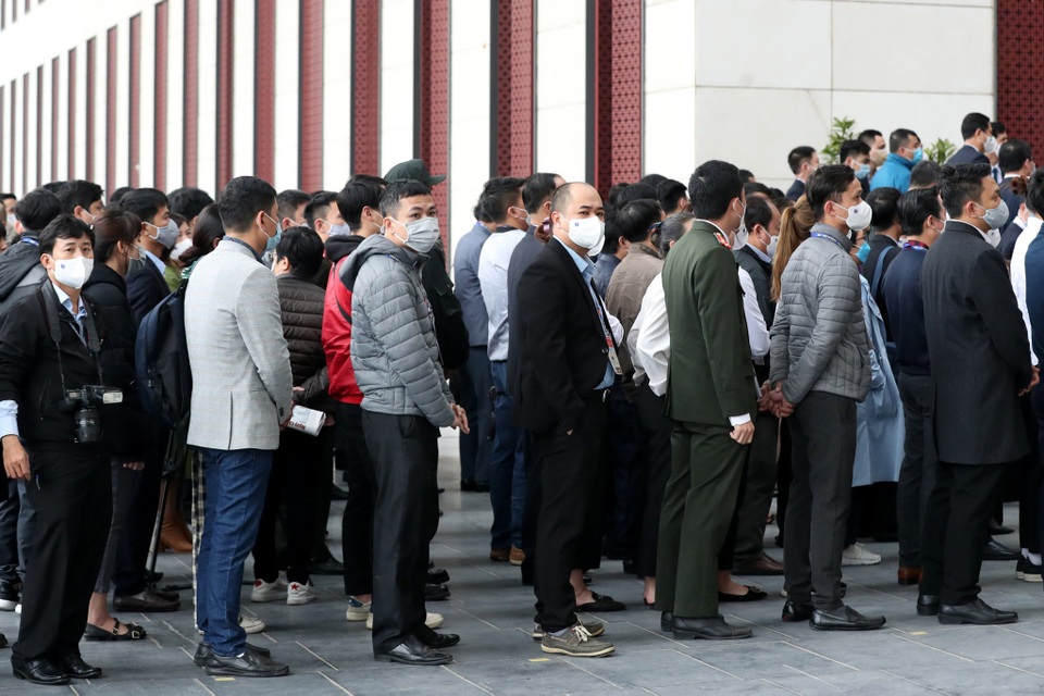 Hàng trăm người xếp hàng xét nghiệm Covid-19 trước khi vào phục vụ ĐH Đảng - 6 Hàng trăm người xếp hàng xét nghiệm Covid-19 trước khi vào phục vụ ĐH Đảng - 6