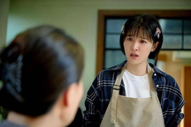 Vợ trẻ cay đắng vì tình yêu dù lớn lao vẫn không thắng nổi một điều