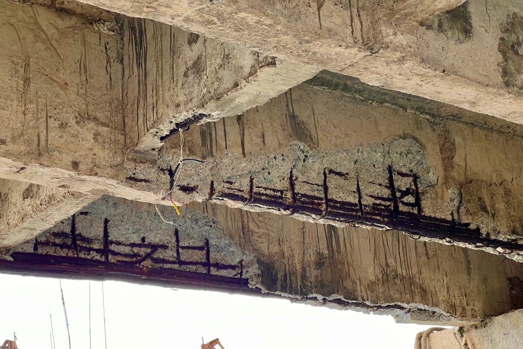 Hàng ngàn người dân nín thở đi trên cây cầu sắp sập - 4 Hàng ngàn người dân nín thở đi trên cây cầu sắp sập - 4
