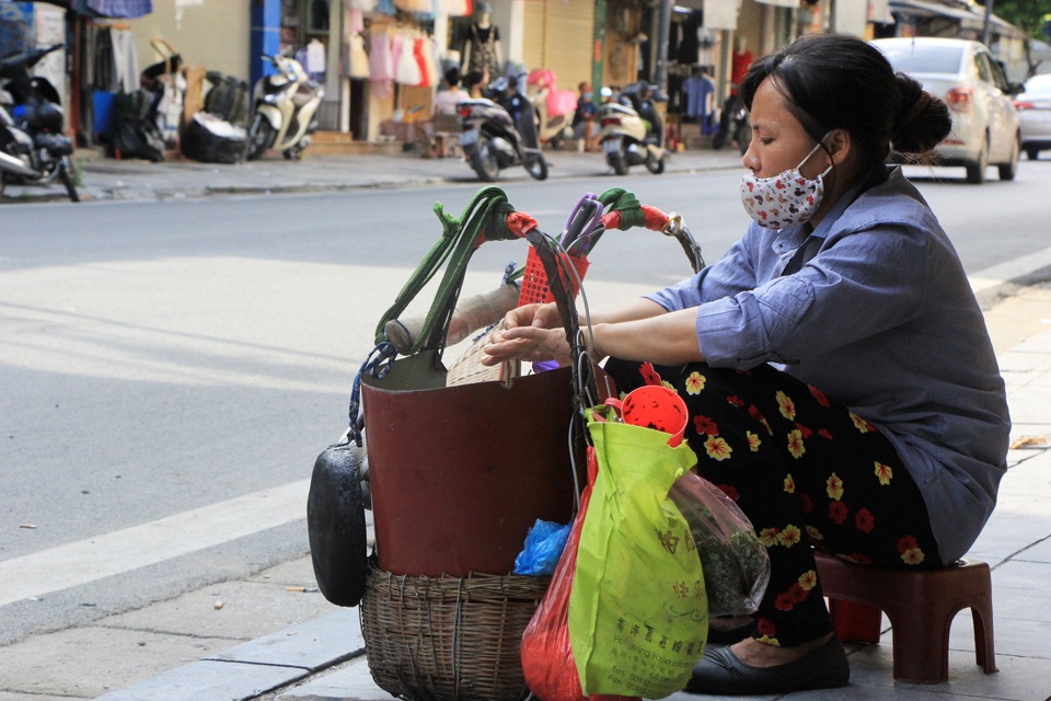 Chật vật giữa mùa dịch những gánh hàng rong - 1 Chật vật giữa mùa dịch những gánh hàng rong - 1