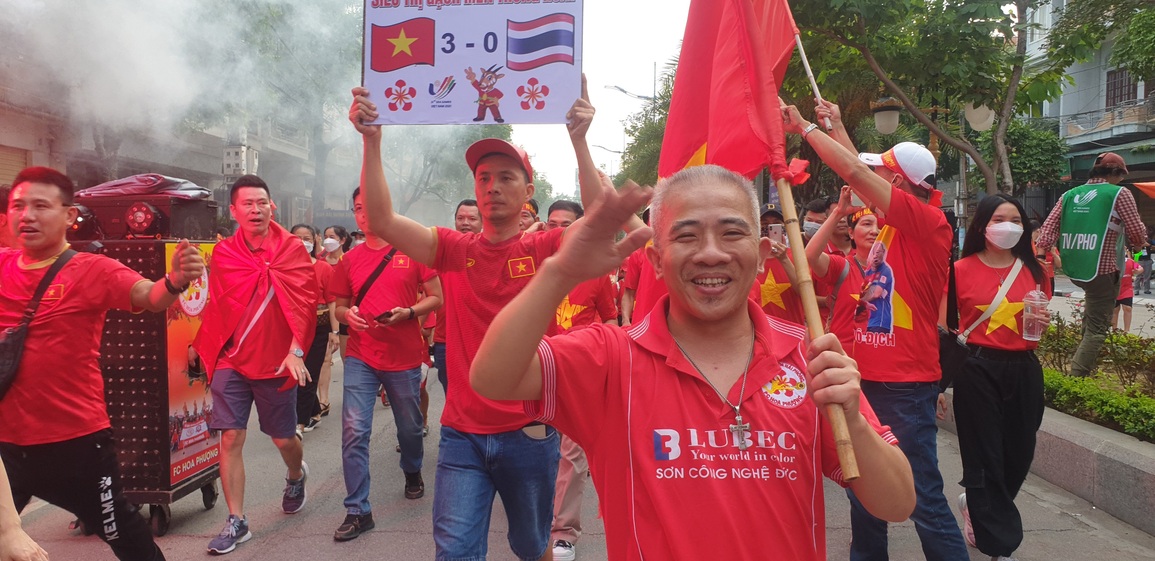 Vạn người đổ về sân Cẩm Phả chờ xem Đội tuyển bóng đá nữ Việt Nam - 3 Vạn người đổ về sân Cẩm Phả chờ xem Đội tuyển bóng đá nữ Việt Nam - 3