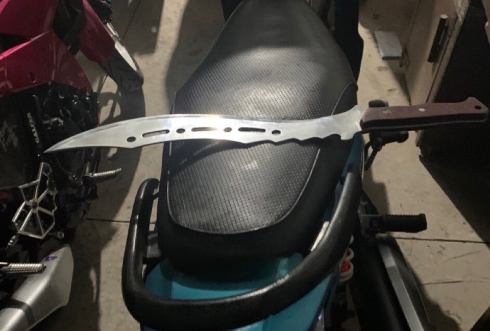 CSGT tổ chức vây bắt nhóm đua xe mang theo mã tấu - 2 CSGT tổ chức vây bắt nhóm đua xe mang theo mã tấu - 2