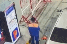 Clip "tài xế ở Long An thả tiền xuống đất khi đổ xăng" gây phẫn nộ tuần qua