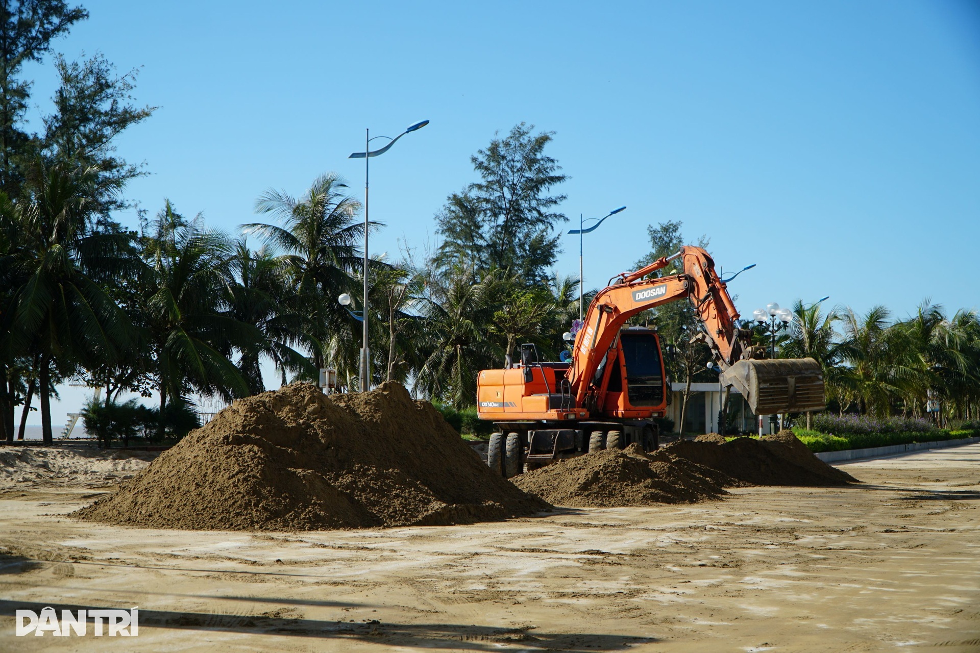 Biển Sầm Sơn tan hoang, ngổn ngang rác thải sau bão Bualoi - 1