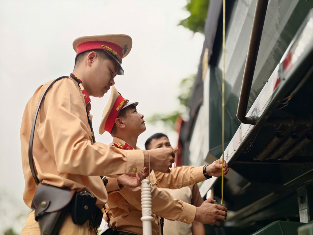 CSGT vào tận công trường yêu cầu tài xế rửa sạch xe trước khi ra đường - 2 CSGT vào tận công trường yêu cầu tài xế rửa sạch xe trước khi ra đường - 2